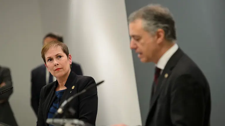 La presidenta de Navarra, Uxue Barkos, y el lehendakari, Iñigo Urkullu, realizan una declaración institucional ante los medios de comunicación tras haberse producido el anuncio de disolución de ETA. PABLO LASAOSA