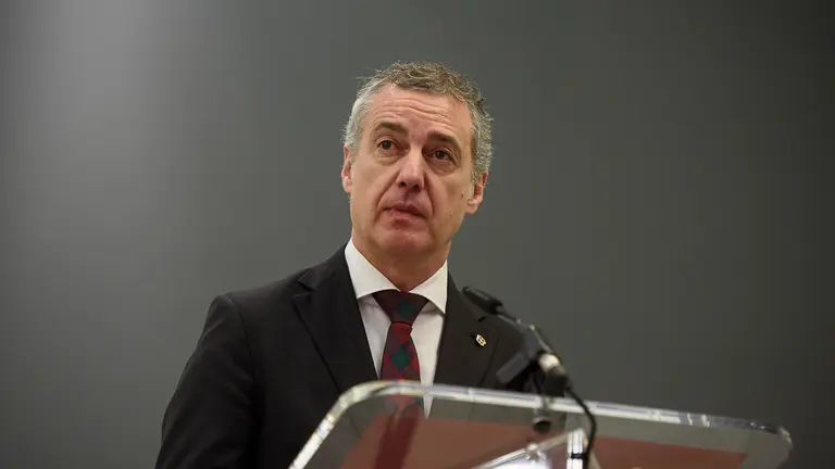 La presidenta de Navarra, Uxue Barkos, y el lehendakari, Iñigo Urkullu, realizan una declaración institucional ante los medios de comunicación tras haberse producido el anuncio de disolución de ETA. MIGUEL SANTIAGO