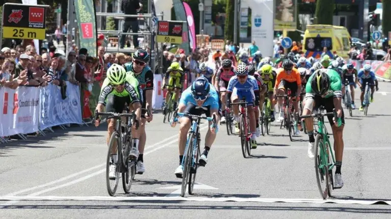 El Caja Rural en lucha por la victoria de etapa.
