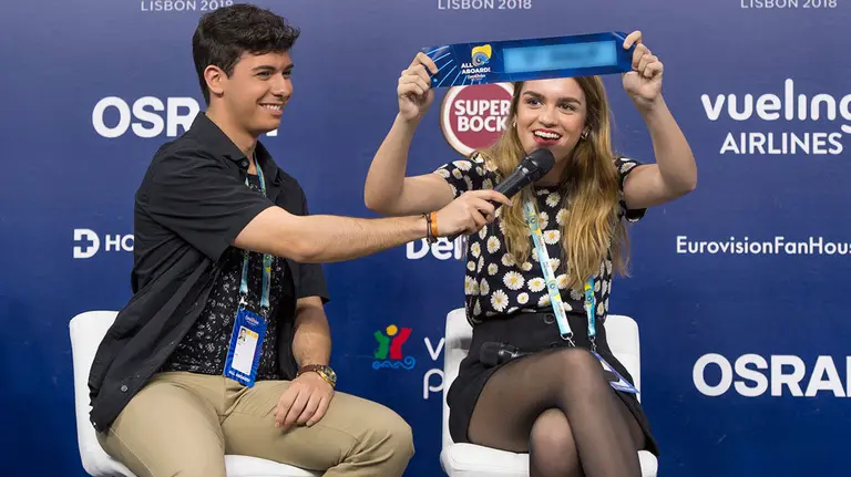 La pamplonesa Amaia Romero sujeta el papel extraído del bombo con la posición en la que actuarán en la final de Eurovisión. RAÚL TEJEDOR (RTVE)