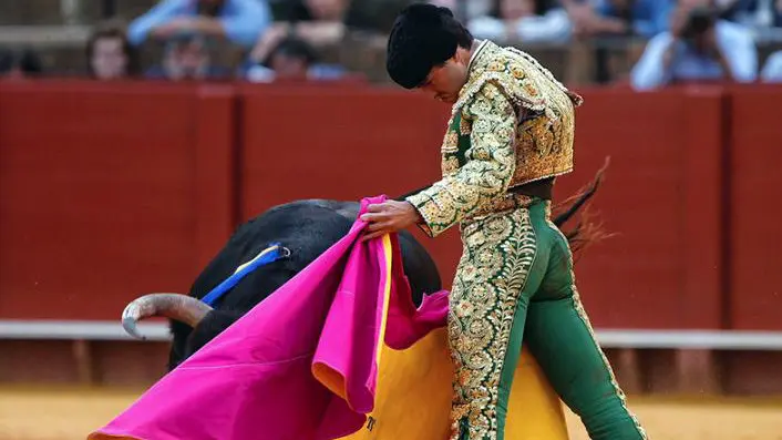 Toñete lancea de verónica a uno de sus oponentes en la novillada de este domingo en Sevilla.por. 