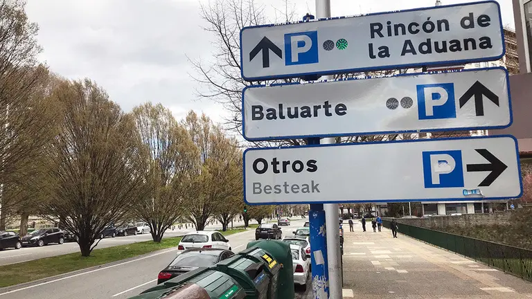 Señal de tráfico errónea que lleva a una calle en la que la circulación está prohibida. NAVARRACOM