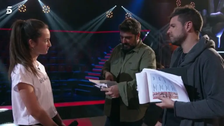 La concursante pamplonesa Sara Ilarregui prepara con sus coaches Antonio Orozco y Pablo López su próxima actuación en La Voz Kids TELECINCO