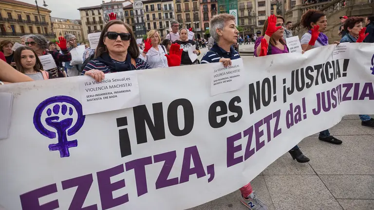 Concentración en la Plaza del Castillo contra la sentencia del caso de 'La Manada' y los casos de violencia machista de los últimos días (01). IÑIGO ALZUGARAY