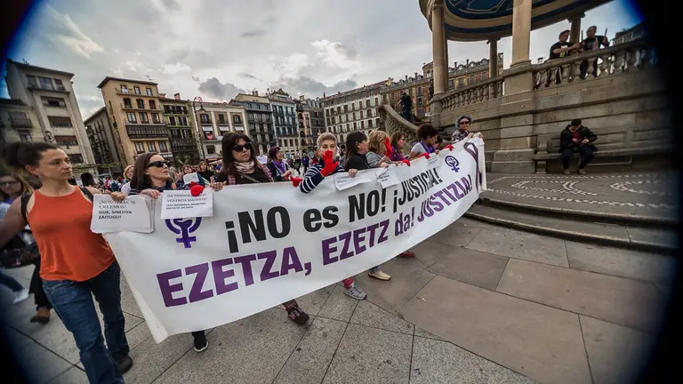 Concentración en la Plaza del Castillo contra la sentencia del caso de 'La Manada' y los casos de violencia machista de los últimos días (09). IÑIGO ALZUGARAY