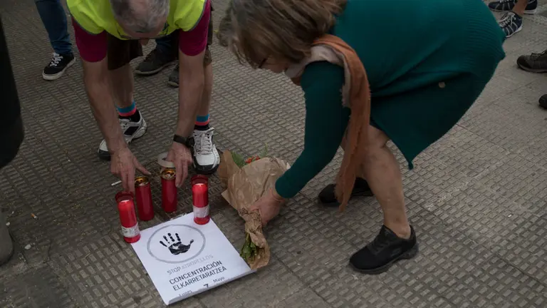 Concentración silenciosa convocada por la plataforma 8.80 Iruñerria. MIGUEL SANTIAGO02