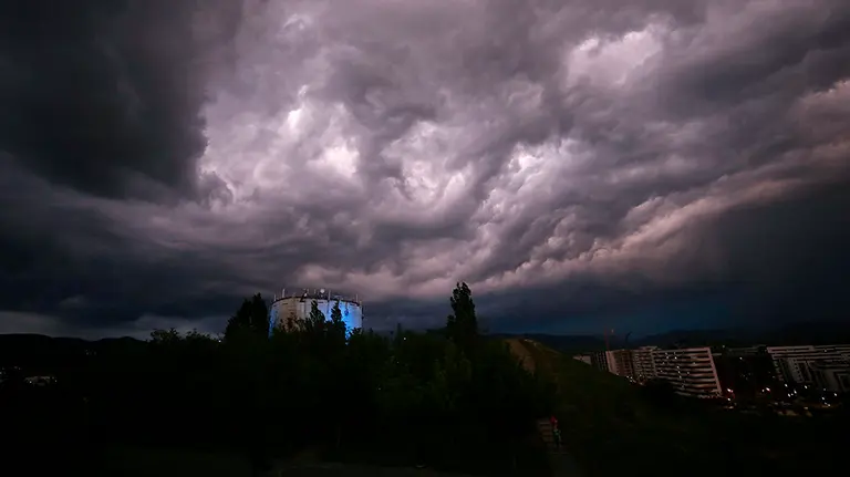 El sol se pone esta tarde en Pamplona en una jornada con un tiempo marcado por las altas temperaturas, cerca de los 25 grados, junto con las tormentas que han dejado ligeras lluvias. EFE/Jesús Diges