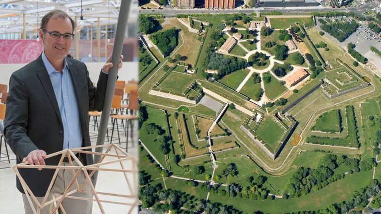 Barry Bergdoll, arquitecto y antiguo conservador del MOMA de Nueva York, junto a una imgen aérea de la Ciudadela de Pamplona Fotos UNAV GOBIERNO DE NAVARRA
