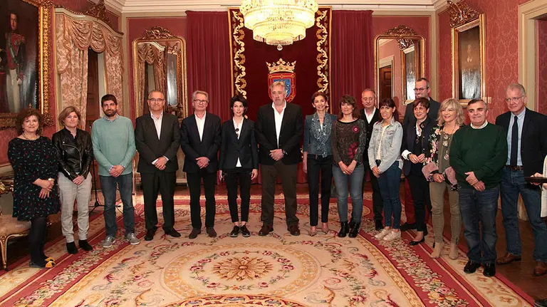 La violista Isabel Villanueva, posando junto a la corporación municipal en el Ayuntamiento de Pamplona