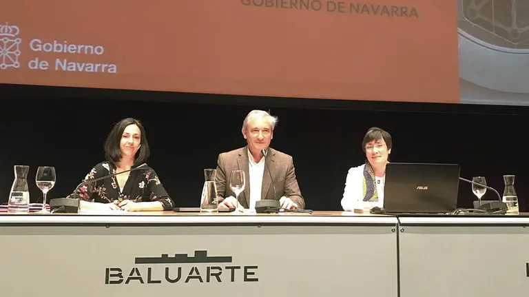 Un momento de la comparecencia del consejero de Hacienda Mikel Aranburu