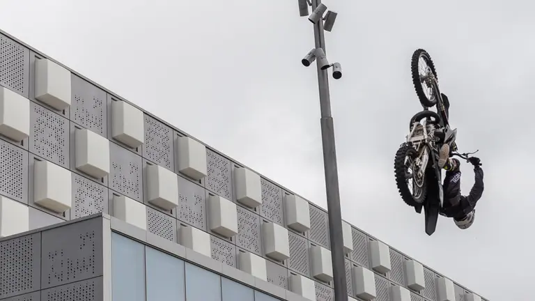 Presentación del espectáculo de motor 'Mini Lurauto X.Gravity', con una exhibición del campeón del Mundo, Maikel Melero (39). IÑIGO ALZUGARAY