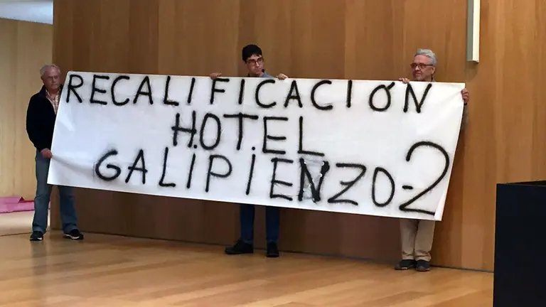 Miembros de la agrupación del PSN del valle de Egüés mostraron la pancarta durante el pleno
