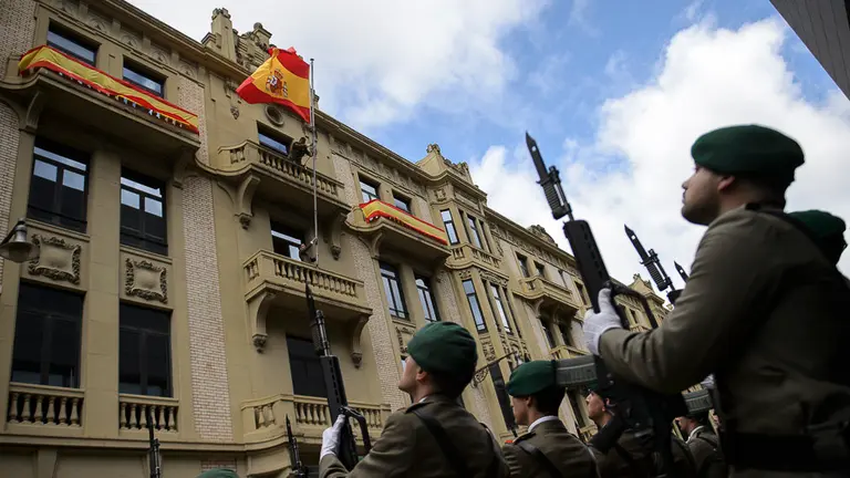 Acto de izado de la bandera en la Comandancia Militar de Pamplona. PABLO LASAOSA10
