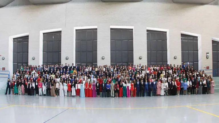 Todos los alumnos posan juntos tras el acto de graduación en la UPNA
