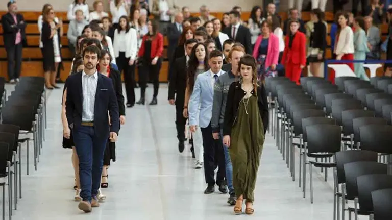 Entrada del alumnado al Pabellón Universitario de la UPNA
