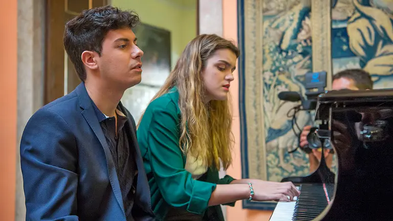 Amaia y Alfred improvisan 'Tu cancion' y ‘Amor pelos dois’ en la residencia del embajador español en Portugal RTVE