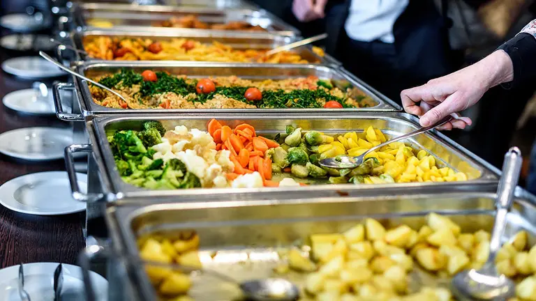 Trabajadores en un comedor ARCHIVO