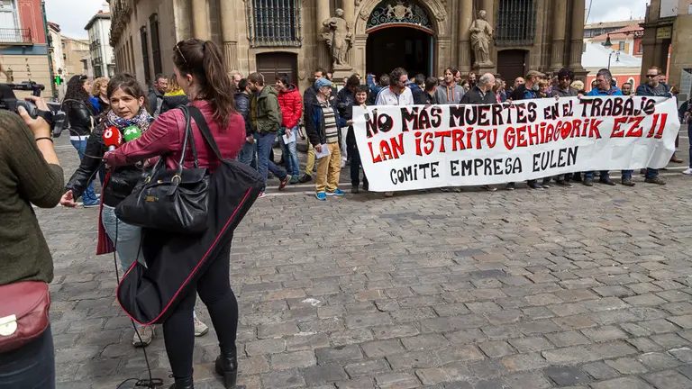 Concentración ante el Ayuntamiento de Pamplona del comité de empresa de Eulen tras la muerte de un trabajador  (09). IÑIGO ALZUGARAY