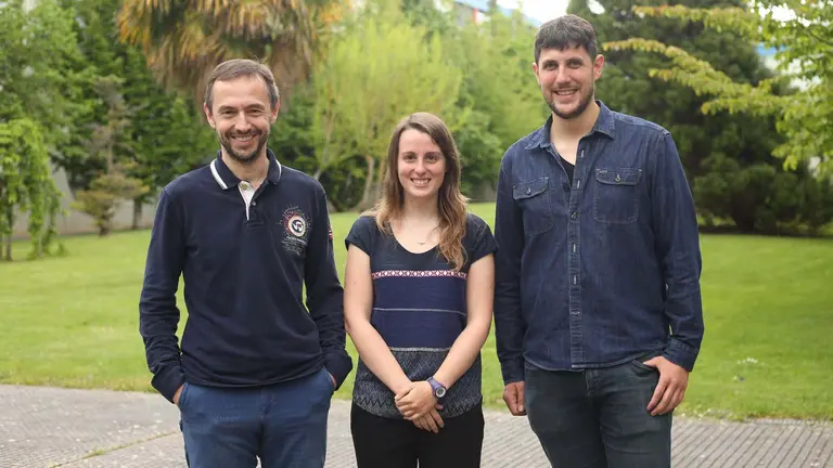 Los investigadores Pablo Sanchis, Leyre Catalán y Alberto Berrueta, en el campus de la UPNA