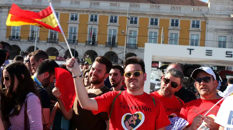 Cientos de eurofans han arropado a Amaia Romero y Alfred García en Lisboa. CRISTIAN BETELU