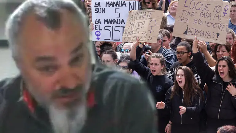 Imagen de Luciano Méndez Naya, el profesor de la Universidad de Santiago de Compostela que ha criticado en un vídeo a la víctima de La Manada, junto a una concentración feminista NAVARRACOM