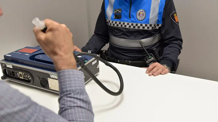 Un conductor es sometido a una prueba de alcoholemia en las dependencias policiales POLICÍA MUNICIPAL DE PAMPLONA