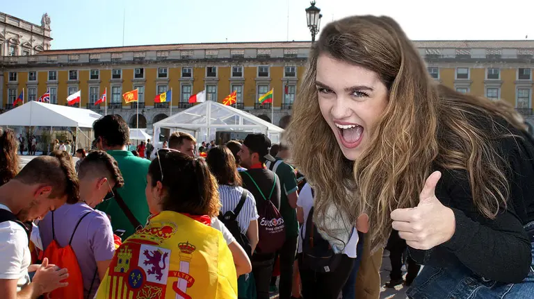 Imagen de los eurofans en durante un encuentro con Amaia en Lisboa junto a una fotografía de archivo de la cantante pamplonesa en actitud positiva NAVARRACOM