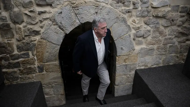 Joseba Asiron junto con miembros de la Corporación Municipal, participa en la inauguración de la nueva sede de la Oficina de Vivienda Descalzos. PABLO LASAOSA08