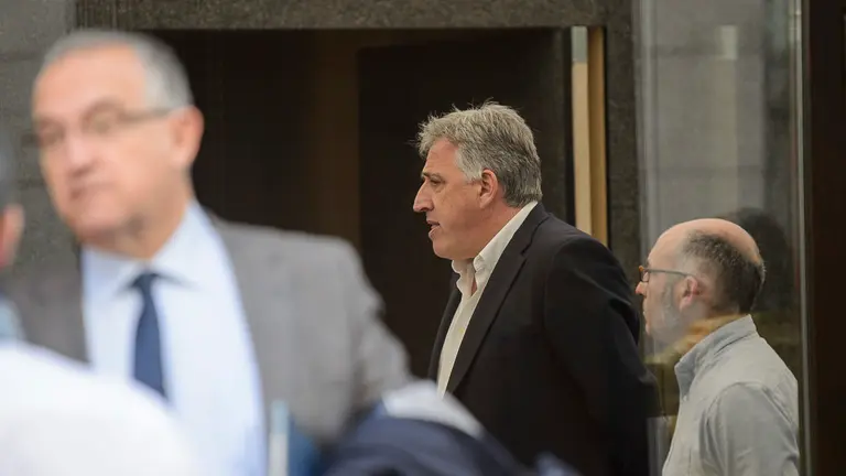 Joseba Asiron junto con miembros de la Corporación Municipal, participa en la inauguración de la nueva sede de la Oficina de Vivienda Descalzos. PABLO LASAOSA11