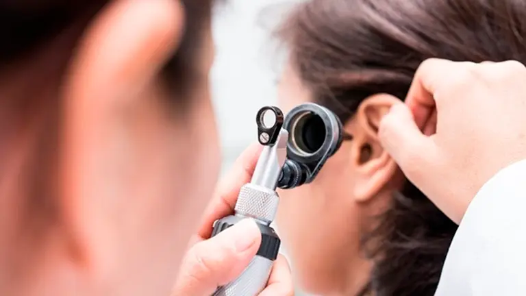 Una revisión médica de oído ARCHIVO