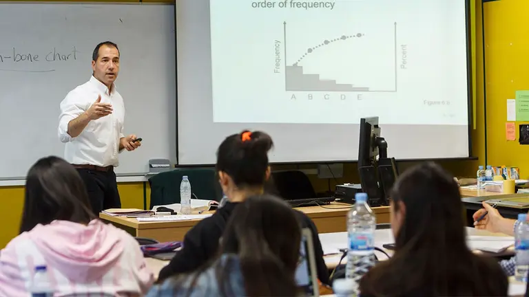 Un profesor imparte clases en la UPNA