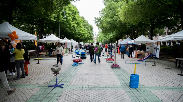 Asociaciones, fundaciones y ONGs celebran el Día Internacional del Comercio Justo. Paseo Sarasate. MIGUEL SANTIAGO01