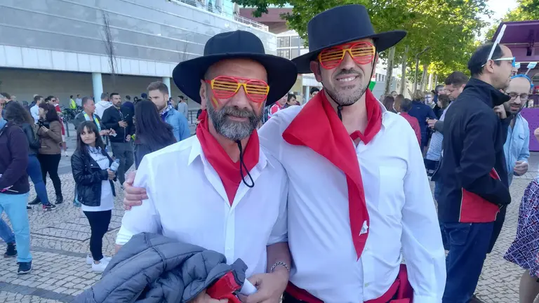 Los eurofans llegan al Altice Arena con sus mejores atuendos para seguir la gran final de Eurovisión. CRISTIÁN BETELU (6)