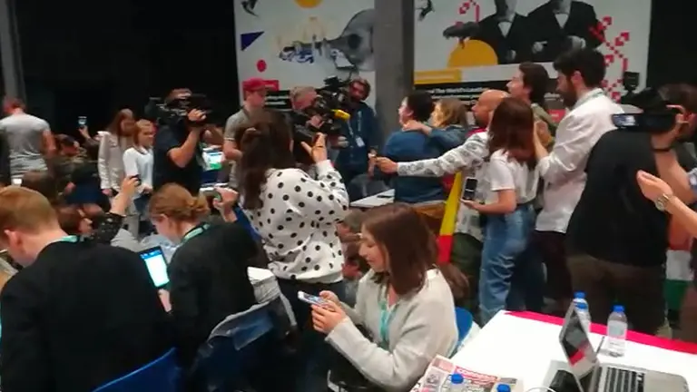 La sala de prensa del Altice Arena se pone en pie para interpretar la canción de Amaia y Alfred CB