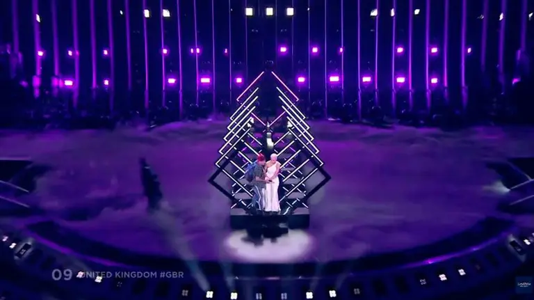 Un espontáneo salta al escenario del Altice Arena y 'roba' el micrófono a la cantante de Reino Unido.