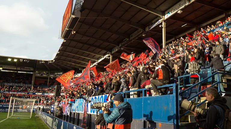 La grada de El Sadar durante el partido entre Osasuna y Oviedo (01). IÑIGO ALZUGARAY