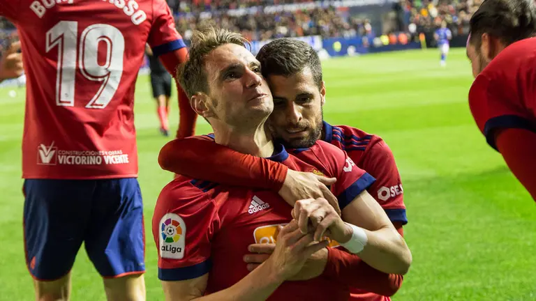 David Rodríguez y Fran Mérida. Partido entre Osasuna y Oviedo disputado en El Sadar (26). IÑIGO ALZUGARAY
