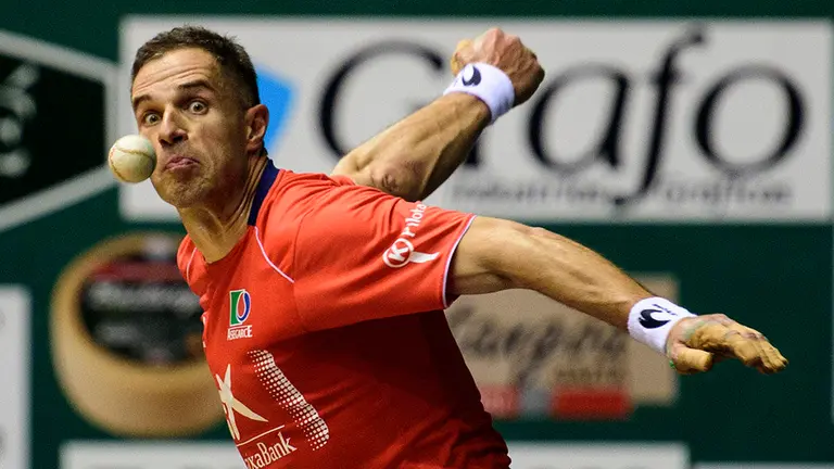 Aimar Olaizola y Daniel Elezkano se enfrentan en semifinales del Campeonato Manomanista. MIGUEL OSÉS_4