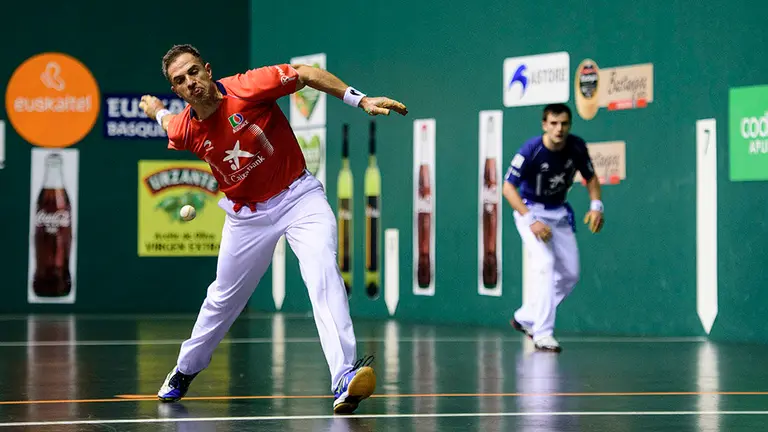Aimar Olaizola y Daniel Elezkano se enfrentan en semifinales del Campeonato Manomanista. MIGUEL OSÉS_6