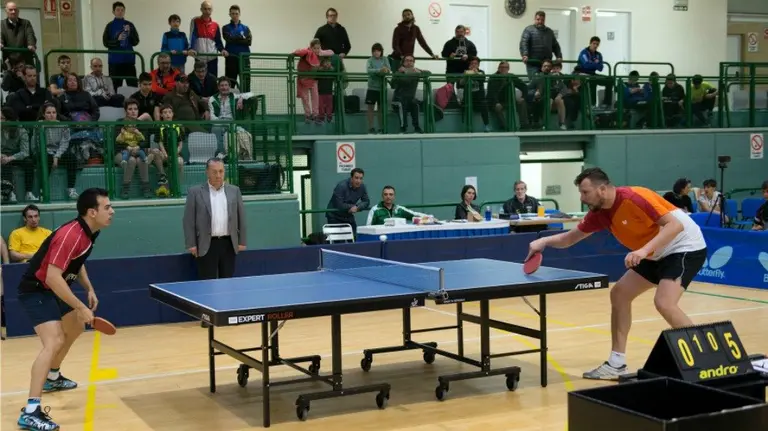 Partido de tenis de mesa en el pabellón deportivo de Oberena.