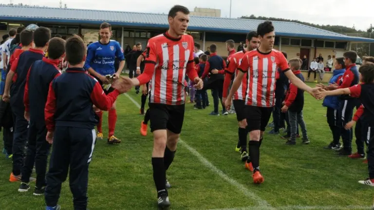 Pasillo al Azkarrena en el campo de Santa Fe.