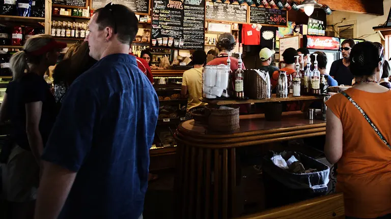 Varios clientes se apostan junto a la barra de un bar ARCHIVO