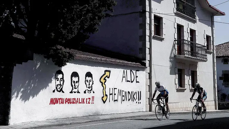 GRAF8645. BAKAIKU (NAVARRA) 04-05-2018. Pintadas en apoyo a los ocho jóvenes que han sido juzgados en la Audiencia Nacional acusados de agredir a dos guardias civiles en Alsasua (Navarra). Hoy se ha celebrado la última jornada del juicio, que ha quedado visto para sentencia sin que los ocho acusados hayan hecho uso de su derecho a la última palabra.EFE/Jesus Diges