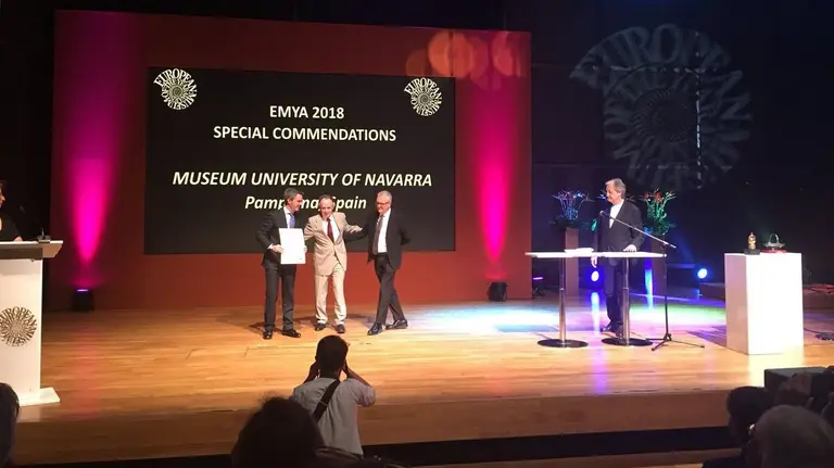 Jaime García del Barrio, director general del Museo Universidad de Navarra, y Valentín Vallhonrat, director artístico del centro, recogen el galardón de los Premios EMYA,en Varsovia.
