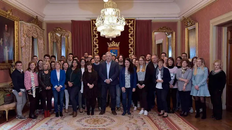 Miembros de la corporación municipal, con el alcalde Joseba Asiron al frente, posando en el Ayuntamiento tras la recepción de este lunes
