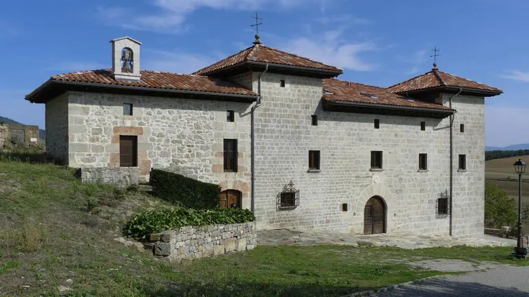 Imagen de la fachada del Palacio de Ochovi, restaurado y reconvertido en hotel rural desde 2009 BOOKING