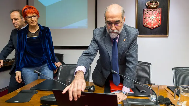 El Consejero de Salud, Fernando Domínguez, comparece en el Parlamento para explicar la estrategia de Atención Primaria 2017-2019 (13). IÑIGO ALZUGARAY
