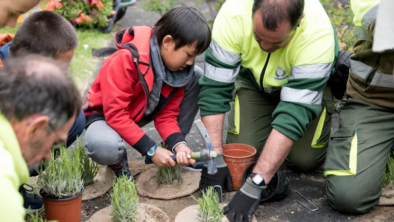 El alcalde Joseba Asirón y el personal del Servicio de Zonas Verdes finalizan uno de los Jardines de colores. MIGUEL SANTIAGO (4)