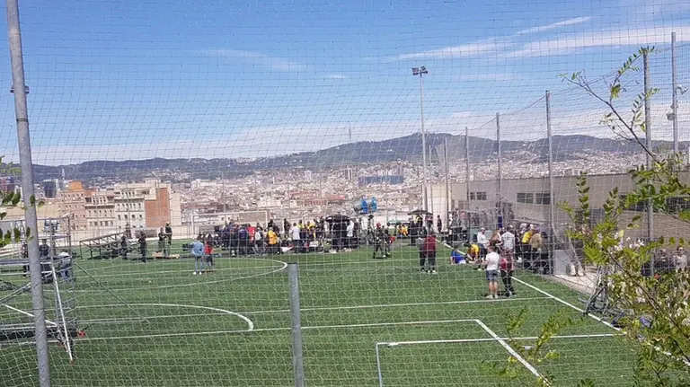 Momento después de la caída de una de las gradas durante la entrevista de Risto Mejide a Andrés Iniesta TWITTER