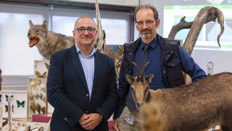 A la izquierda, Ignacio López-Goñi, director del Museo de Ciencias; y Arturo Ariño, director científico
